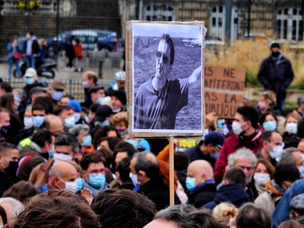 “Adieu monsieur le professeur”, le titre d’Hugues Aufray, chanté Place de la République.
