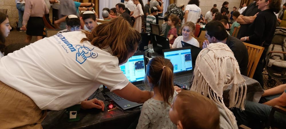 Israël, solidarité. Un laboratoire technologique mobile destiné aux enfants de Sdérot.