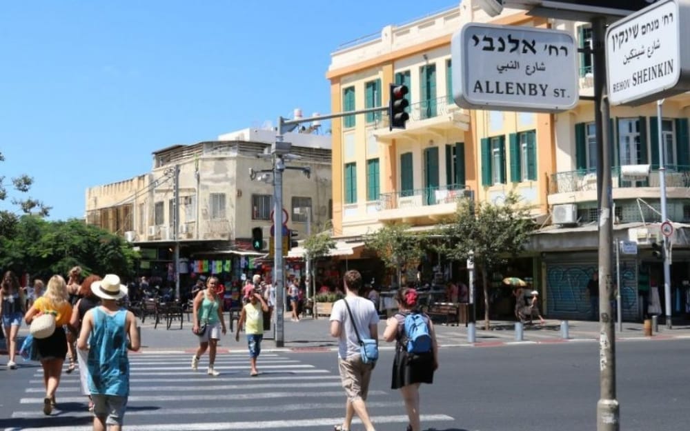 Rue Allenby à Tel-Aviv. Triste scène : il offre les chaussures du magasin aux passants.