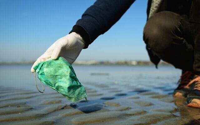 C’Israël. « La très grande source de déchets en mer provient des baigneurs ». Faux!