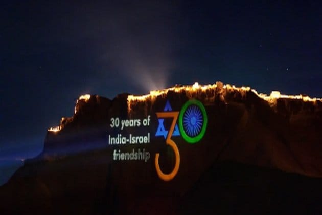 La forteresse de Masada s’illumine pour célébrer les 30 ans de relations diplomatiques complètes entre l’Inde et Israël.