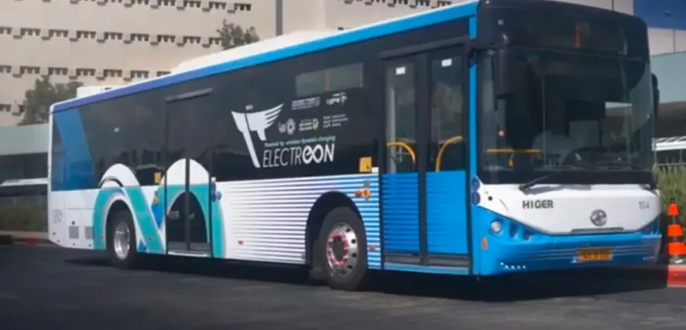Des passagers dans le bus mais sans conducteur. En Israël, un projet pilote. Bus autonomes sur la voie publique.