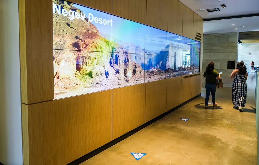 Un mur interactif présente les innovations israéliennes au centre communautaire juif Dell à Austin (Texas).