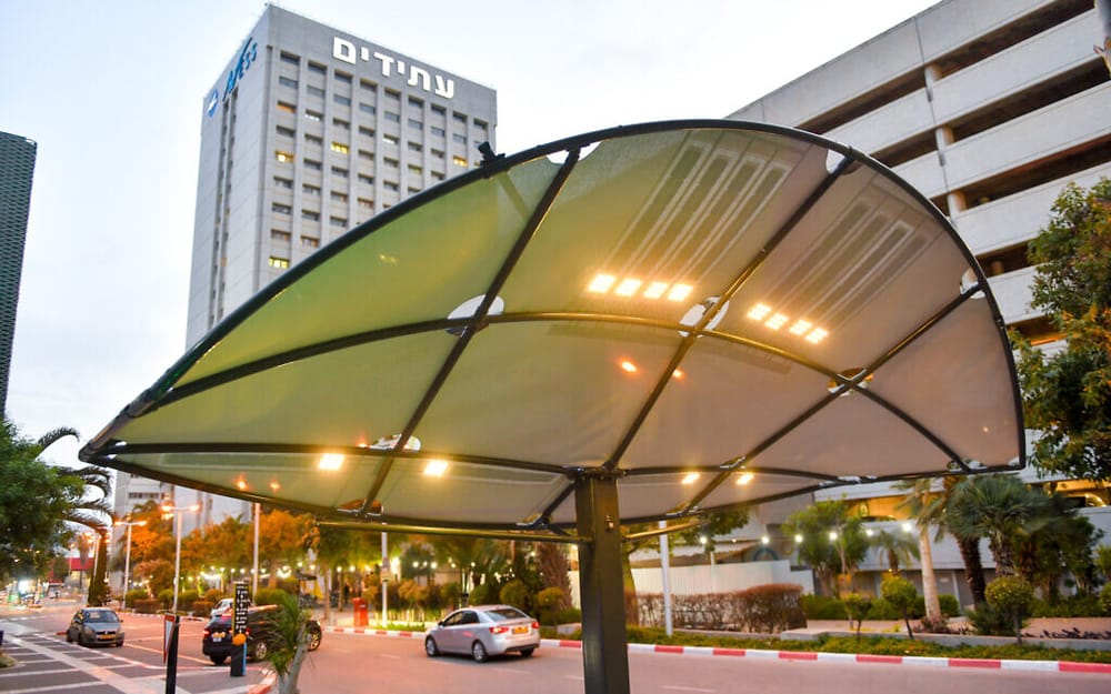 Tel Aviv teste un tissu à énergie solaire qui fait de l’ombre le jour et s’illumine la nuit