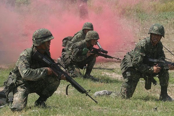 Les Philippines, un client important pour les firmes de défense israéliennes, bloque ses achats d’armes.