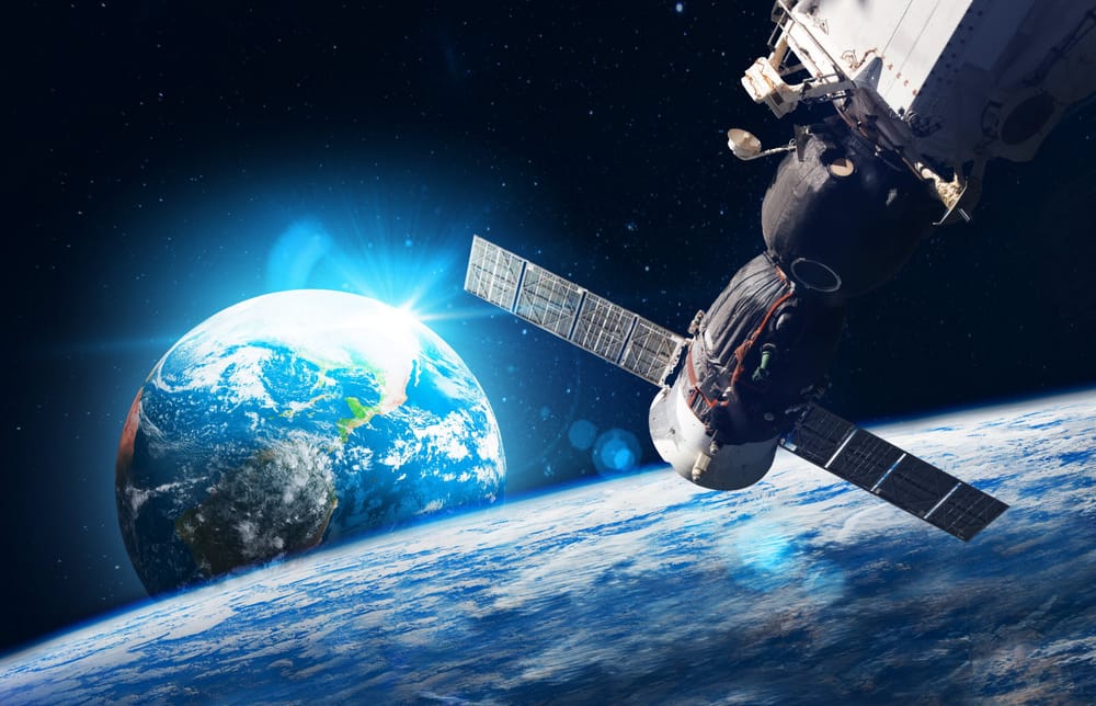 Elon Musk. Un système d’espionnage comprenant des centaines de satellites en orbite basse.