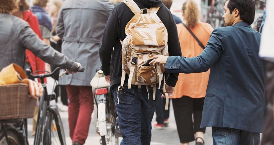 Vu d’Israël. “Attenzione pickpockets”. Ce cri anti-pickpockets en Italie.