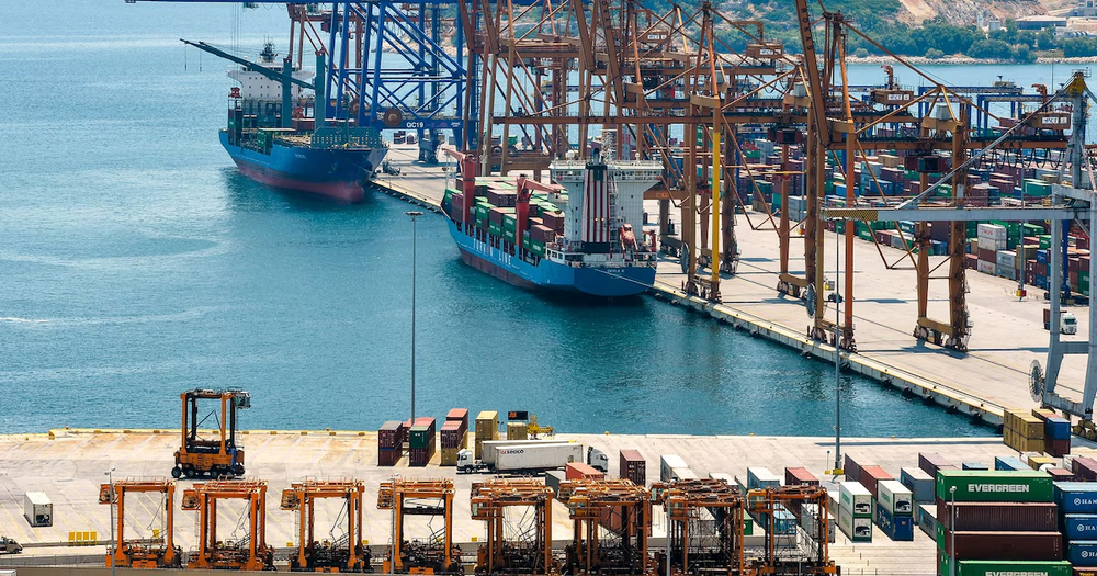 Des dizaines de membres du syndicat des dockers grecs ont bloqué le chargement d’un navire avec des munitions destinées à Israël.