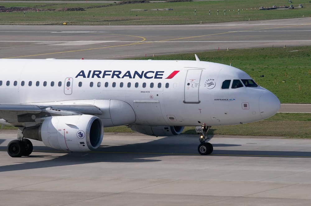 El Al n’a aucune exclusivité en Israël. 60 compagnies aériennes opèrent à l’aéroport Ben Gourion.