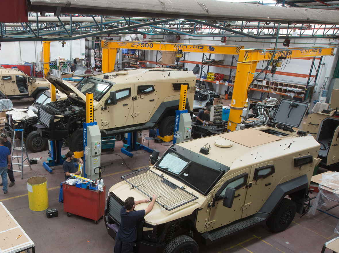 Attaquée par des roquettes, l’usine de blindage Plasan située dans le kibboutz Sasa.