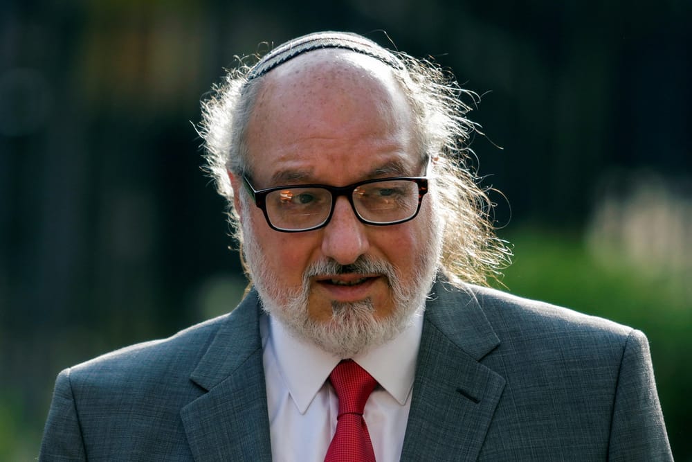 Jonathan Pollard, à genoux, embrasse la Terre d’Israël. Netanyahou était là!