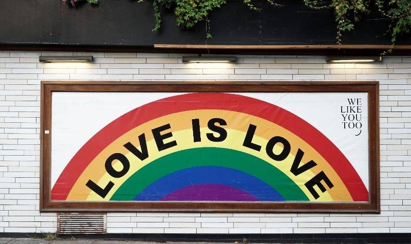 Yair Lapid et le drapeau multicolore LGBT à Jérusalem.