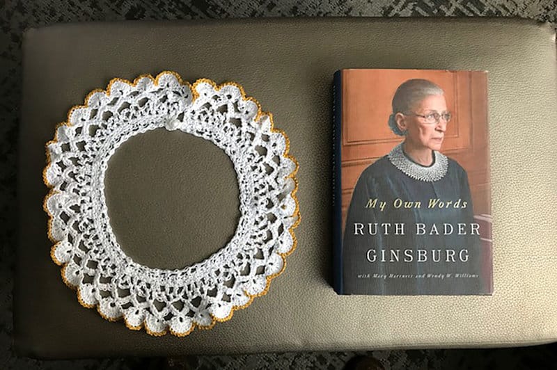 Ruth Bader Ginsburg a fait un cadeau symbolique à Israël. Son jabot à dentelle.