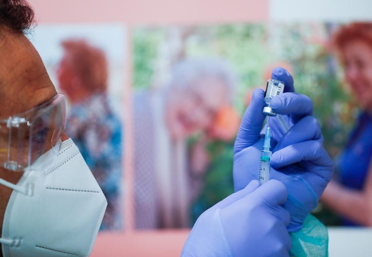 Vaccins et passe-droits ne passent pas en Espagne. En Israël, les « tricheurs » sont (presque) félicités.