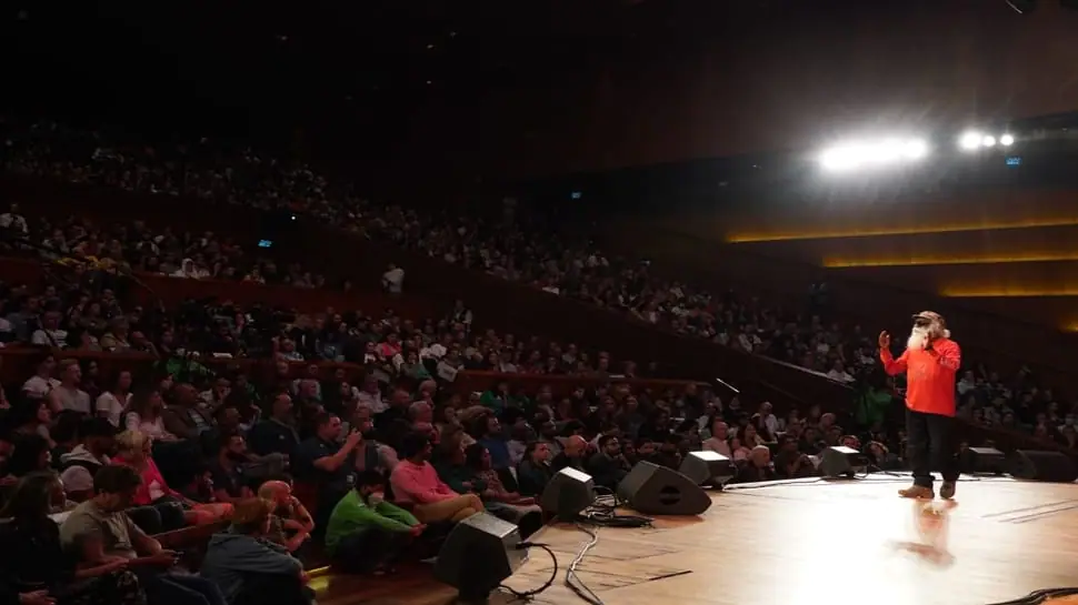 Le Guru Sadhguru à Tel-Aviv : l’innovation de pointe israélienne transforme le sable en terre fertile.