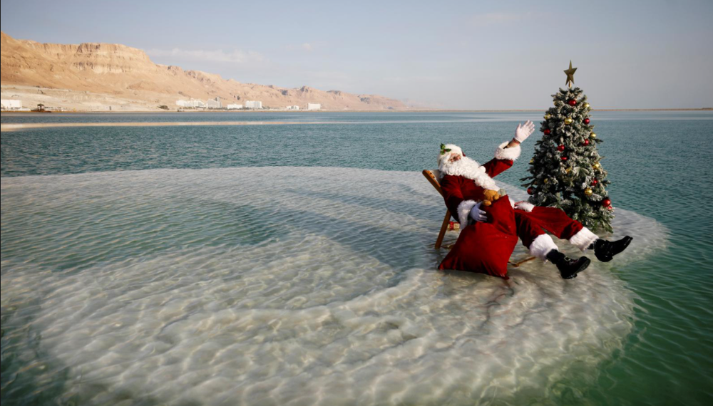 Le Père Noël donne vie à la mer Morte avec un sapin et des acclamations