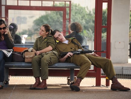 En guerre. Faut-il enlever ses chaussures en entrant chez quelqu’un en Israël?