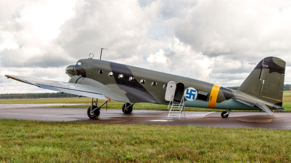 Etonnant : L’armée de l’air finlandaise supprime progressivement les croix gammées de ses avions.