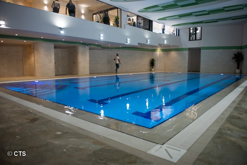 Chrétiens d’Israël. Une piscine dans un lieu magnifique. L’école catholique franciscaine Terra Sancta.