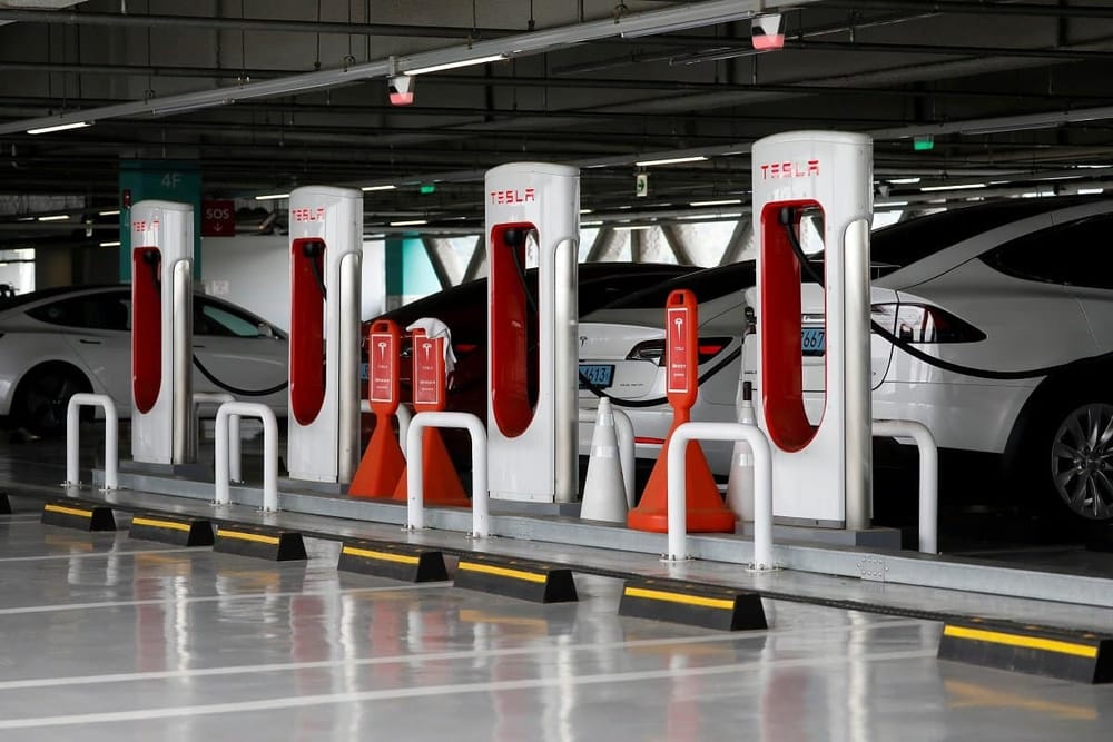 Israël, la guerre. Tesla décide de rendre ses Superchargeurs gratuits.