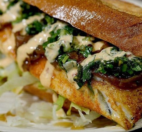 Hacarmel 40 : La street food qui élève le sandwich au poisson à un niveau gastronomique à Tel Aviv