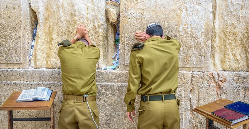 Israël et ses juifs orthodoxes… hippies, soldats, musiciens, internationaux, etc.