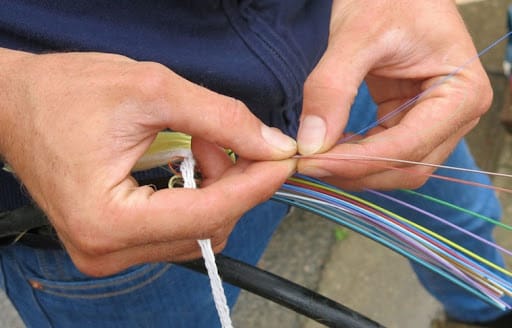 La fibre optique en Israël. Le Ministre Yoav Hendel pousse les projets.