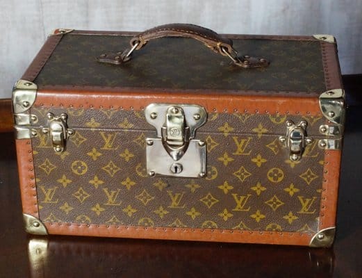 La création de faux sacs «Louis Vuitton» en Israël. Coup d’arrêt à Ashdod.