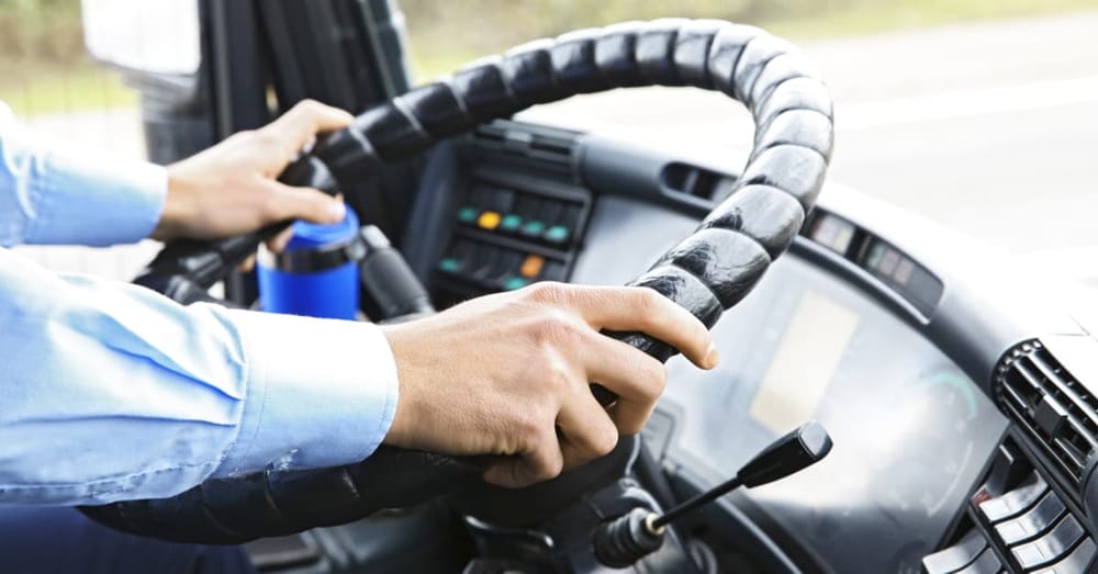 C’Israël. Un ado coincé dans la soute à bagages d’un bus. Le chauffeur ne s’est aperçu de rien.
