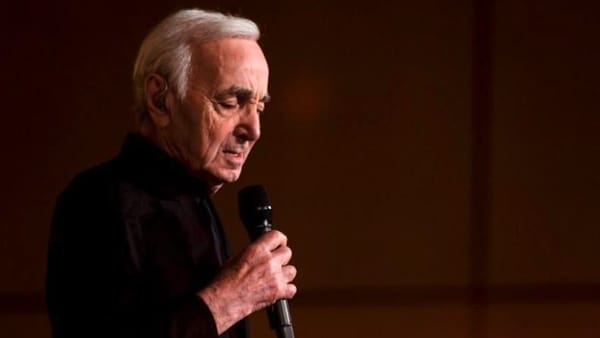 Charles Aznavour, une place privilégiée et rare faite par Israël au chanteur inoubliable.