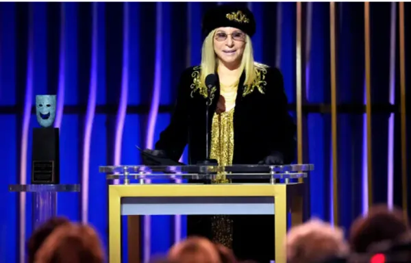 La chanteuse Barbra Streisand évoque sur Twitter « l’horreur » que subissent les femmes otages israéliennes.