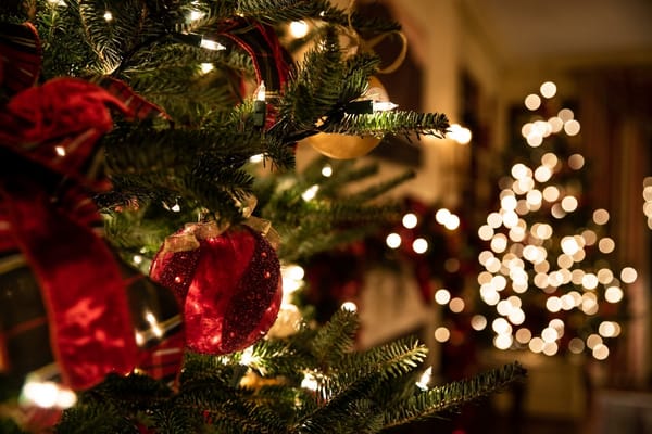 Bethléem Noël. Les paroissiens chantent en arabe : « Le Messie est né, alleluia ! ».