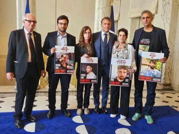 Une délégation représentant les familles des otages a été reçue par Emmanuel Macron.