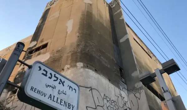 Terrorisme. Un mort. Attentat odieux au coeur de Tel-Aviv, Rehov Allenby/Montefiore. Quel pays! Crazy! Accrochez vous…
