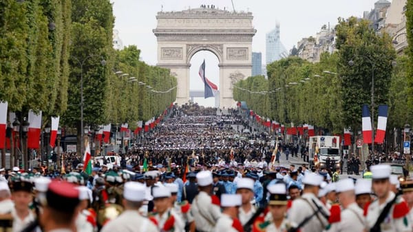 Bon 14 Juillet à tous! Magnifique fête nationale à nos lecteurs. Le défilé militaire, adoré des touristes israéliens.