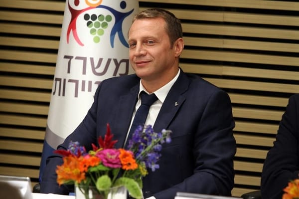 Le Ministre Yoel Razvozov veut faciliter l’entrée des touristes en Israël.
