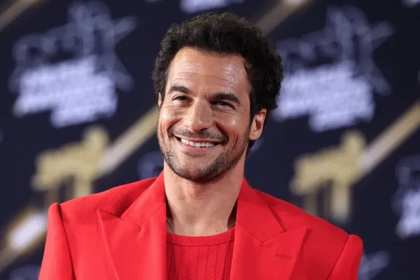 Notre Héros du Jour. Le chanteur franco-israélien Amir. Aux Francofolies il cartonne. La CGT et LFI ont perdu l’occasion de se taire.
