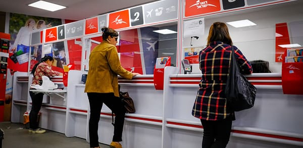 Jobs. Armand prépare son Alyah. « Travailler pour Israel Post. Etre postier, quel est le salaire? »