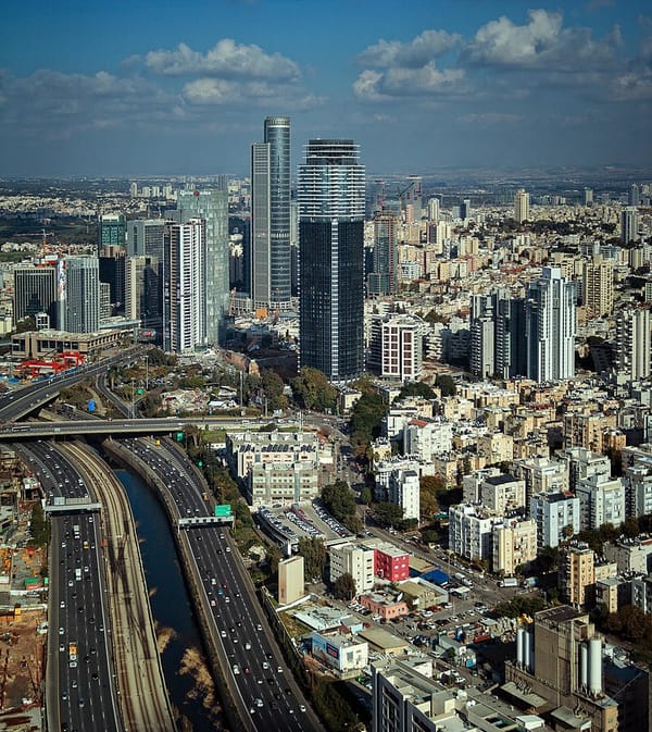 A proximité de Business France Tel-Aviv, des missiles iraniens tombent dans le complexe d’affaires de Ramat Gan.