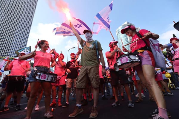 Des manifestants bloquent l’entrée de la Bourse de Tel Aviv.