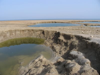 Les dolines (trous béants) modifient le paysage de la mer Morte.