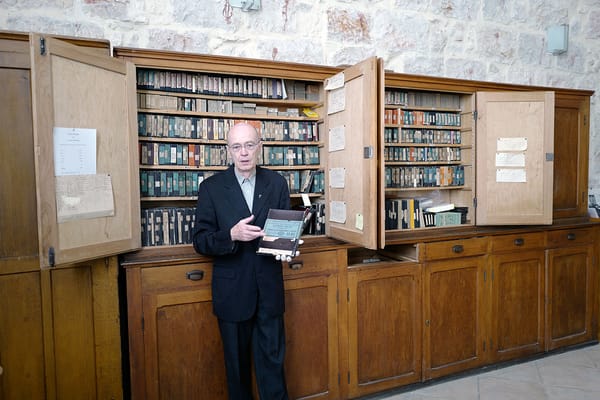 Gros plan sur l’École biblique et archéologique française de Jérusalem.