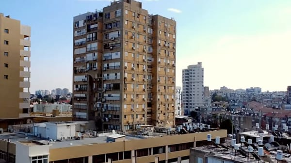 Question à IsraelValley. Les missiles iraniens ont-ils détruits la Tour Nahoum (Bat Yam) le « bâtiment le plus moche du monde”?