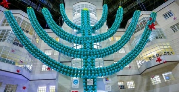 Israël en fête. Un chandelier (hanoukia) de 26 mètres de haut et 20 000 ballons.