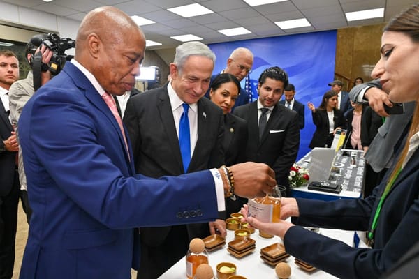 Le Maire de New-York Eric Adams mange un (bon?) steak de laboratoire (sans viande).