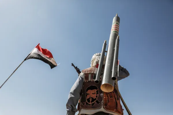 Les Houthis enterrent leurs ministres tués. En Israël on s’attend à ce que des missiles soient tirés… et ratent leur cible..