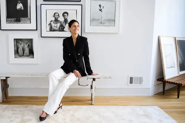 Icône de la mode, la créatrice Nili Lotan, née à Netanya, ouvre un showroom à Paris.