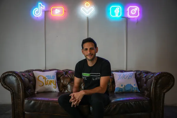Un Arabe d’Israël à Dubaï, star des médias sociaux.