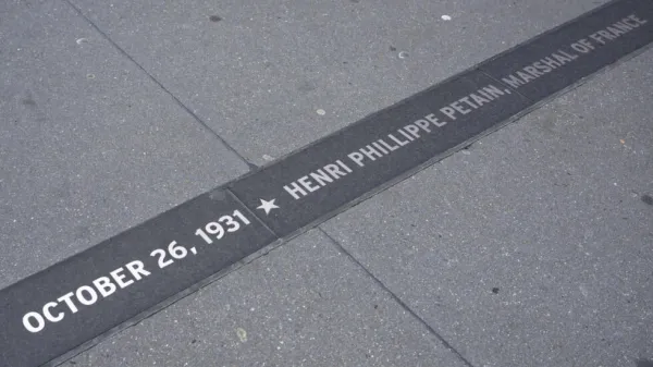 Choquant : Des plaques officielles à New-York honorant Pétain et Laval encore en place !