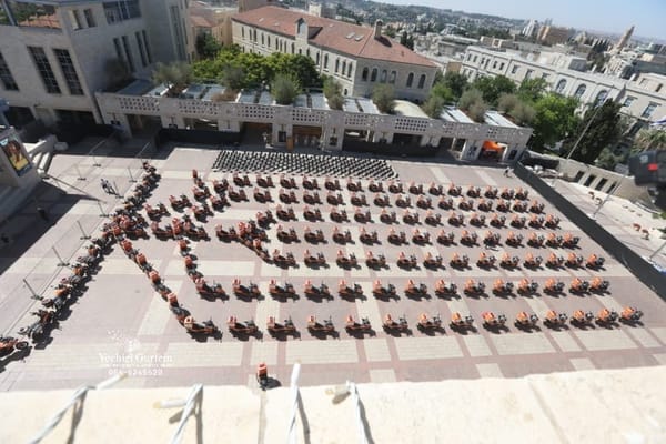 Kikar Safar (Jérusalem). 150 scooters ont été exposés en forme de menorah.